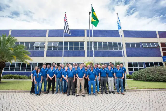 Foto corporativa de equipe feita por Davi Chaim, fotógrafo em Jundiaí